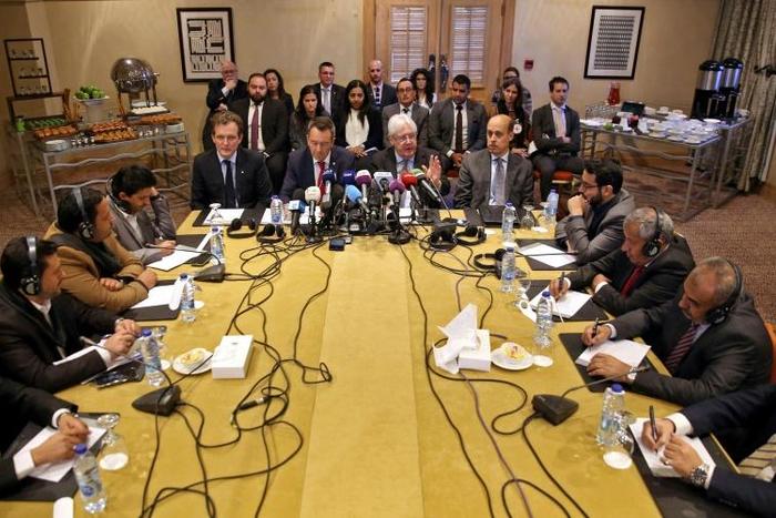 UN Special Envoy to Yemen Martin Griffiths (C-R) and International Committee of the Red Cross President Peter Maurer (C-L) attend a new round of talks between Yemen's warring parties on a prisoner swap on February 5, 2019 in Amman