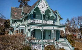 A creative suburb thrives on the hudson's left bank