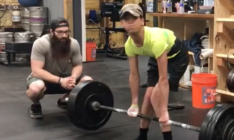 This Powerlifter's Deadlift Just Went Viral