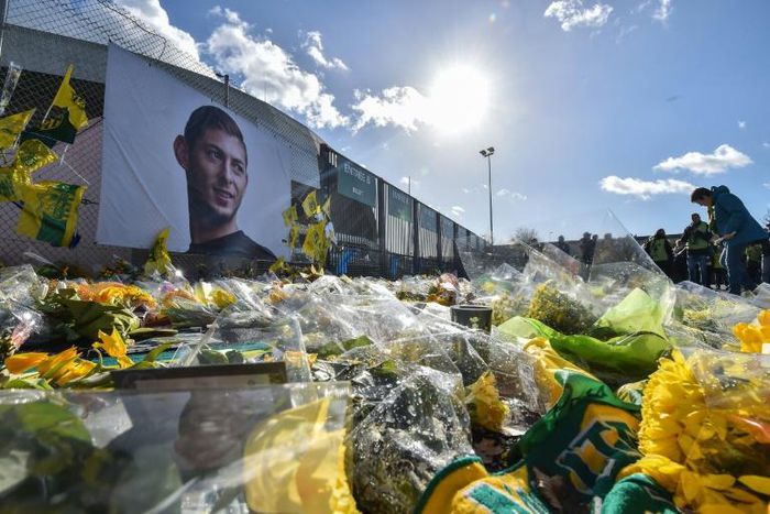 FC Nantes supporters gather in front of a portrait of late Argentinian forward Emiliano Sala prior to the French L1 football match against Nimes Olympique at the La Beaujoire stadium in Nantes, western France on February 10, 2019