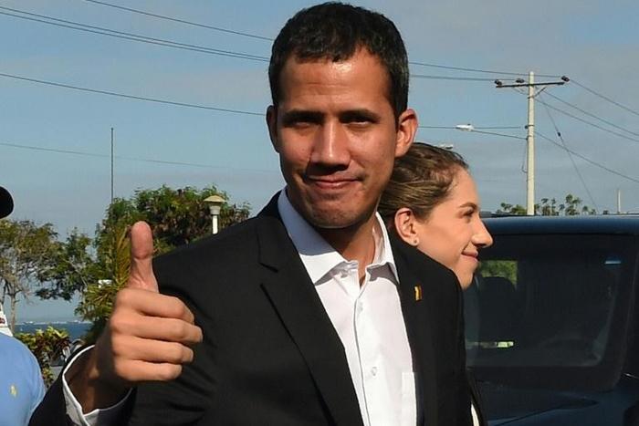 Venezuelan opposition leader and self-proclaimed acting president Juan Guaido (L) has said he is returning to his country on Monday