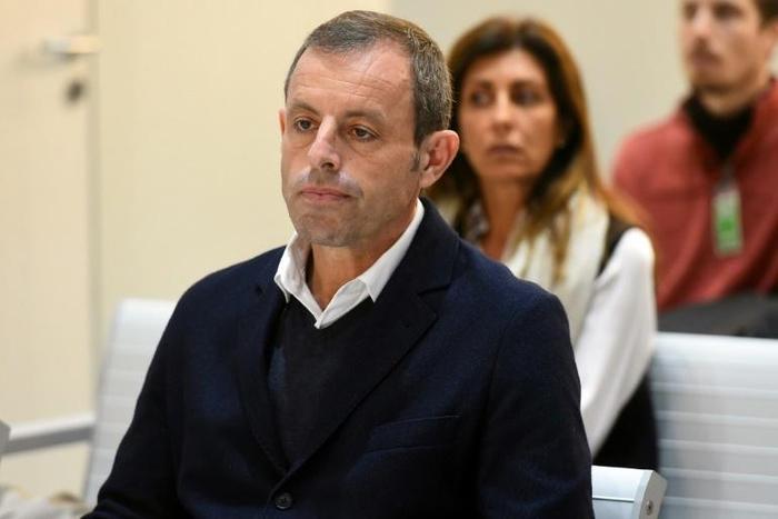 Former Barcelona FC president Sandro Rosell, his wife and four others, are cleared of money laundering charges by a Madrid court
