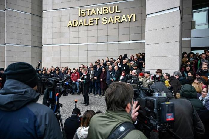 Lawyers and MPs in Istanbul protest outside the Caglayan courthouse against jail sentences for 14 staff members of an opposition newspaper Cumhuriyet