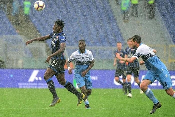 Atalanta forward Duvan Zapata (L) has scored 22 league goals this season
