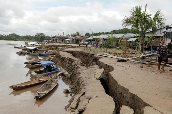 Cracks in the ground caused by a quake in Puerto Santa Gema, near Yurimaguas in Peru's Amazon region, on May 26, 2019