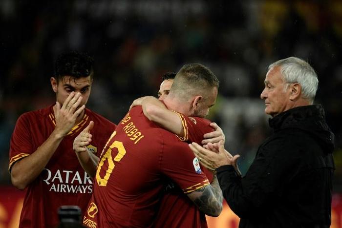 Roma legend Daniele De Rossi (C) and coach Claudio Ranieri (R) bid farewell at the Stadio Olimpico