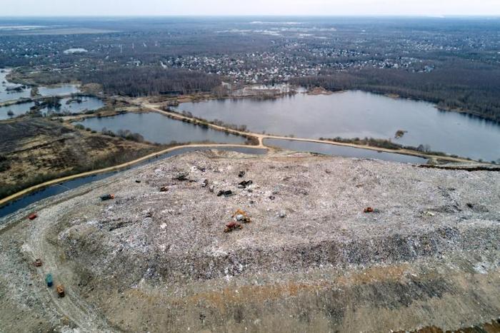 Piles of trash at the Moscow region's Timokhovo solid waste landfill can be seen from many kilometres away.