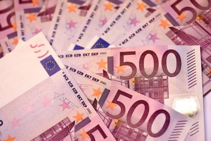The driver of a cash delivery van and a large part of the money were tracked down to a flat in the centre of the city of Amiens