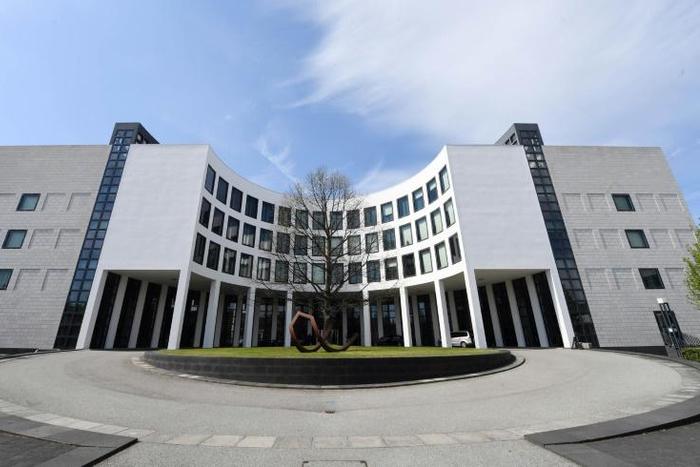 Three Syrians, believed to be former secret service officers, have been arrested in Germany and France, federal prosecutors in the German city of Karlsruhe say