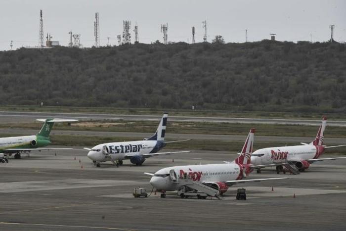 Commercial planes sit on the tarmac at Simon Bolivar International Airport in Maiquetia, in the state of Vargas, northern Venezuela, on March 8, 2019 during the worst power outage in the country's history