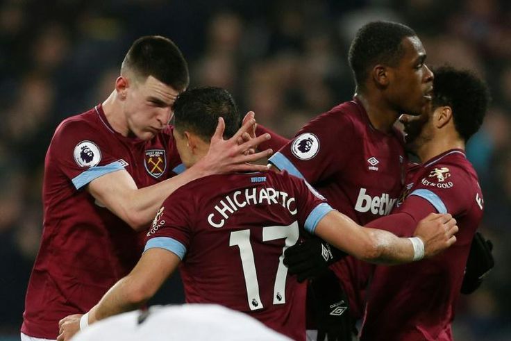 West Ham striker Javier Hernandez (2nd left) celebrates his goal against Fulham