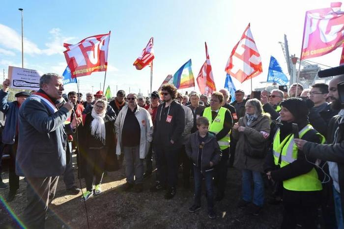 Protesters objected to a bid to load French arms on to a Saudi cargo ship at Le Havre, northern France, earlier this month
