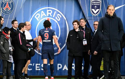 Edinson Cavani heads to the dressing room after injuring himself in PSG's game against Bordeaux
