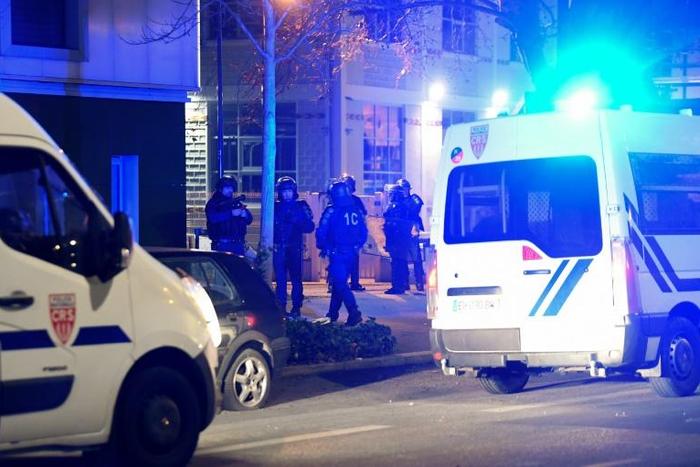 Skirmishes broke out in Grenoble on Monday night between police and local residents, two days after the deaths of two men who were being pursued by police.