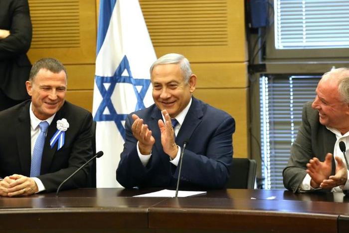 Israeli Prime Minister Benjamin Netanyahu (C) was sworn into Israel's new parliament on Tuesday