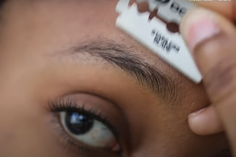 How to use blade perfectly to shape the brows