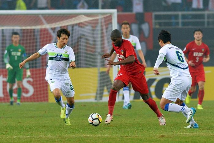 Anthony Modeste (C), seen here playing in the Chinese Super League last year, has now been given permission by FIFA to play for German second division club Cologne, despite his on-going legal dispute with Tianjin Tianhai FC.