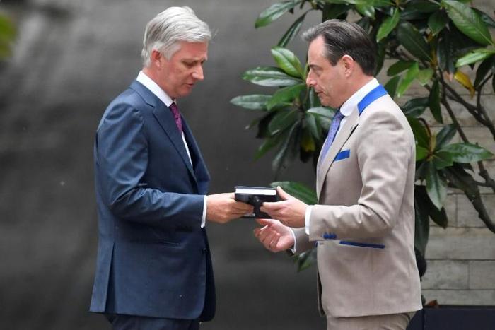 King Philippe met several leaders including nationalist N-VA party chairman Bart De Wever (R)