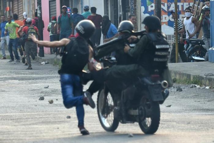 Venezuelan national guards clash with demonstrators at the border town of Ureña after Maduro´s government ordered to temporary close down the border with Colombia on February 23, 2019