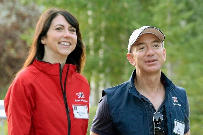 Amazon founder Jeff Bezos (R) and his wife, MacKenzie Bezos, have finalized their divorce