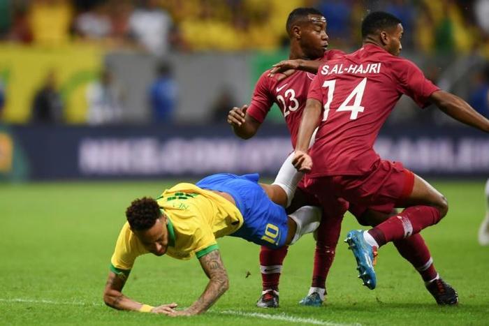 Brazil's Neymar (L), Qatar's Assim Madebo (C) and Qatar's Salem Alhajri vie for the ball during a friendly football match in Brasilia ahead of Brazil 2019 Copa America
