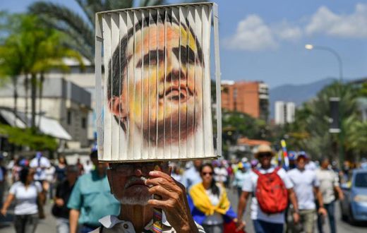 Venezuelans turn out in Caracas to await the return of opposition leader Juan Guaido
