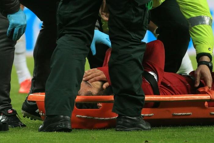 Liverpool manager Jurgen Klopp will have a nervous wait to see whether leading scorer Mohamed Salah suffered concussion in the 3-2 win over Newcastle which kept their title hopes alive