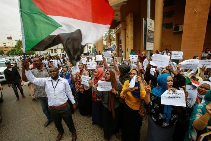 Employees demonstrate outside Bank of Khartoum on May 28, 2019 as they participate in a two-day national strike to step up pressure on the ruling military council