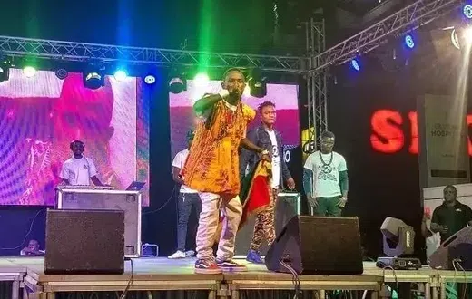 Patapaa performing