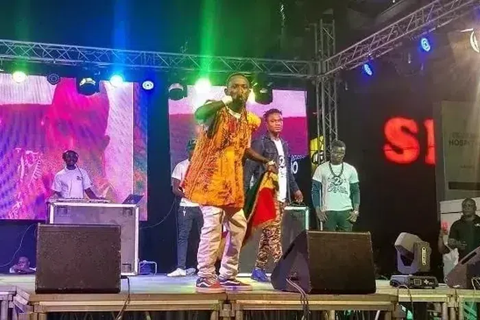 Patapaa performing