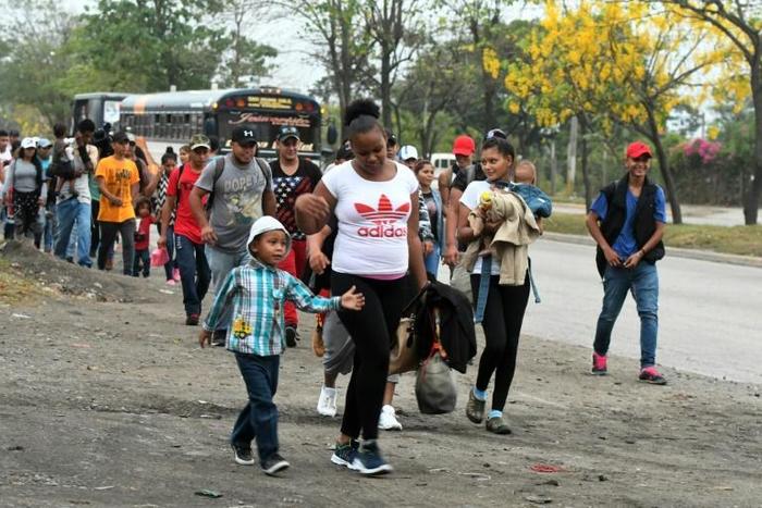 Honduran migrants gather in the north of the country at the begining of their march to the United States