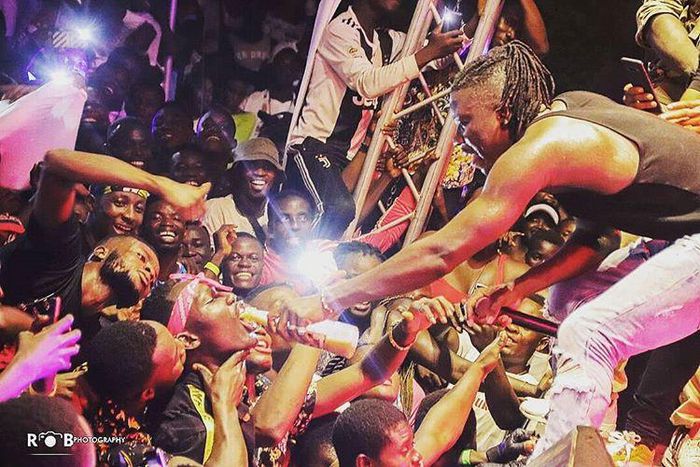 People are dragging Stonebwoy for giving alcohol to ‘minors’