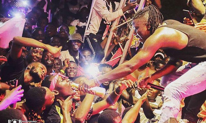 People are dragging Stonebwoy for giving alcohol to ‘minors’