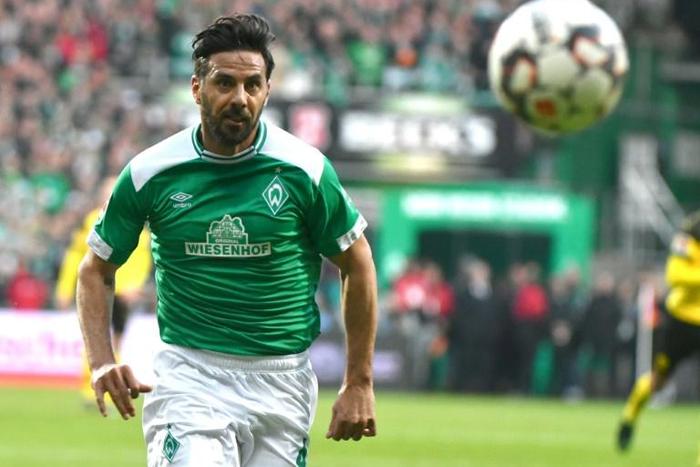 Peruvian striker Claudio Pizarro will play another year at Werder Bremen