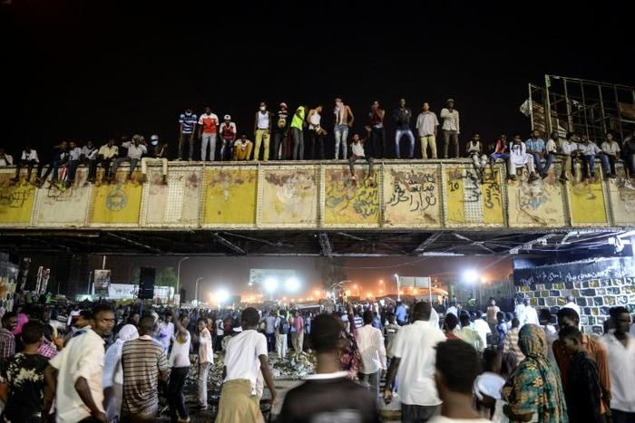 Sudanese protesters gather outside the army headquarters in Khartoum on May 9, 2019