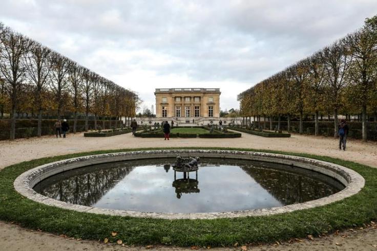 Renault CEO Carlos Ghosn threw an extravagant Marie Antoinette-themed wedding party at Versailles to celebrate his second marriage
