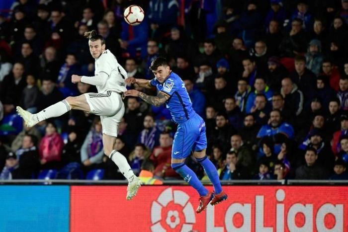 Real Madrid's Gareth Bale (L) vies with Getafe midfielder Mauro Arambarri on Thursday.
