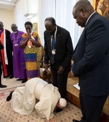 Pope Francis surprises Sudanese leaders as he kneels down to kiss their feet (photos)