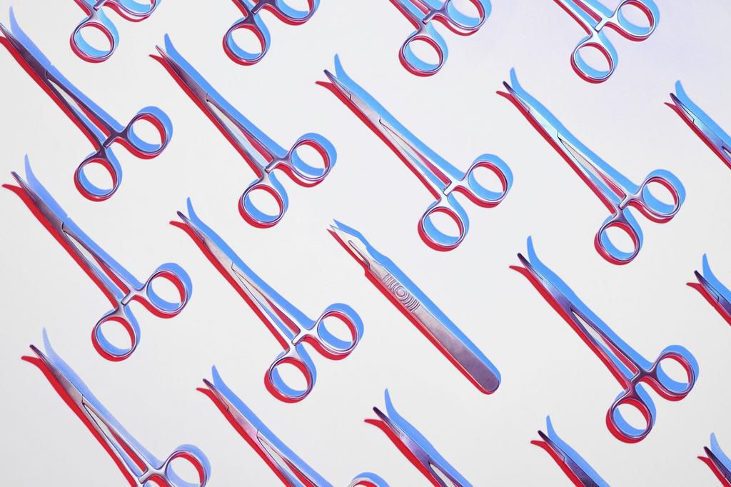 Forceps and a scalpel in pattern