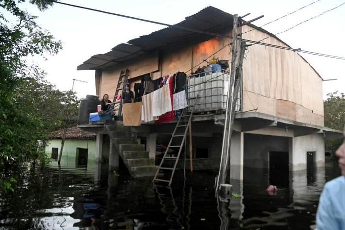 Water levels on the Paraguay River are rising at a rate of 4-5 centimeters (1.5-2 inches) every day