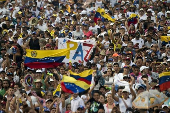 Thousands wait for the start of the Venezuela Aid Live concert in Cucuta, Colombia