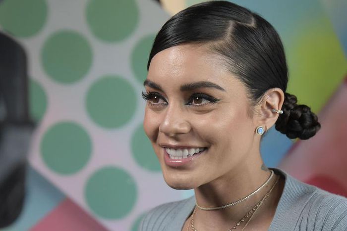 Vanessa Hudgens Shares No-Makeup Selfie
