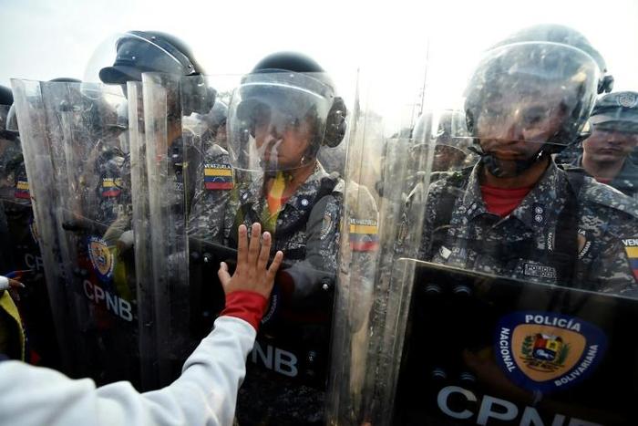 Venezuelans confronted police and demanded that humanitarian aid sent to Colombia be allowed in the country