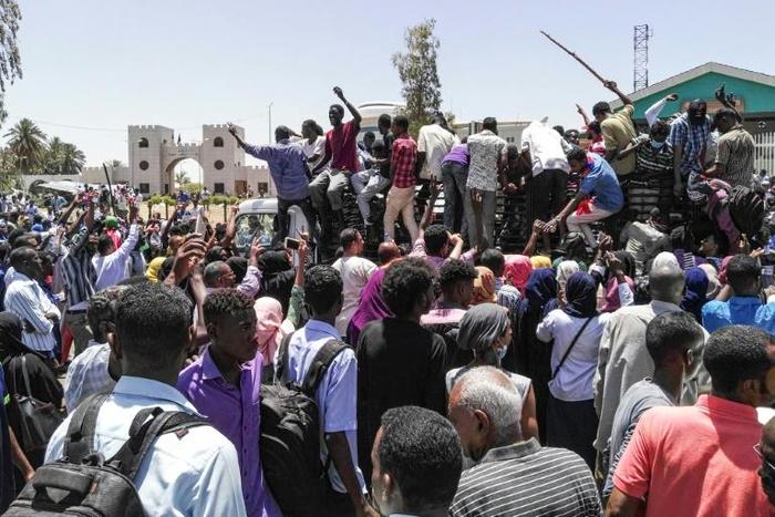 Sudanese protesters have rallied in front of the military headquarters in the capital Khartoum