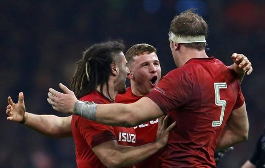 Wales produced a brilliant second-half performance to beat England and keep alive their hopes of a third Six Nations Grand Slam under Warren Gatland