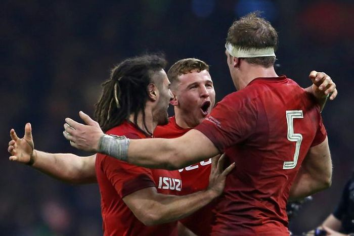 Wales produced a brilliant second-half performance to beat England and keep alive their hopes of a third Six Nations Grand Slam under Warren Gatland