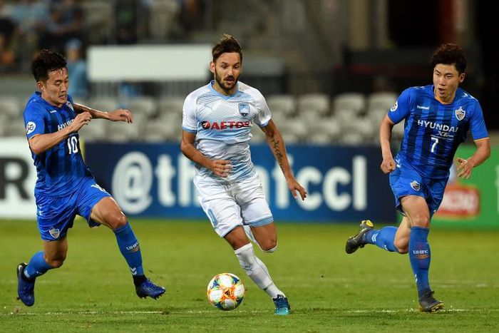 Ulsan's Sin Jin-ho (left) and Kim In-sung (R) defend Sydney FC's Milos Ninkovic during their Asian Champions League Group H match