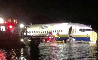 Boeing 737 Skids Into St. Johns River in Jacksonville