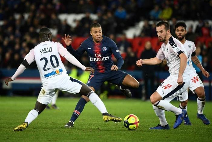The absence of Neymar and Edison Cavani through injury has placed more responsibility on the shoulders of 20-year-old PSG forward Kylian Mbappe (C)