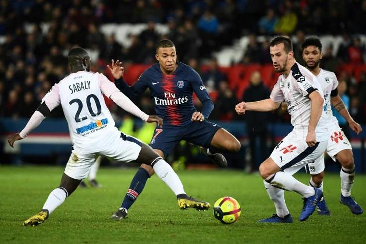 The absence of Neymar and Edison Cavani through injury has placed more responsibility on the shoulders of 20-year-old PSG forward Kylian Mbappe (C)